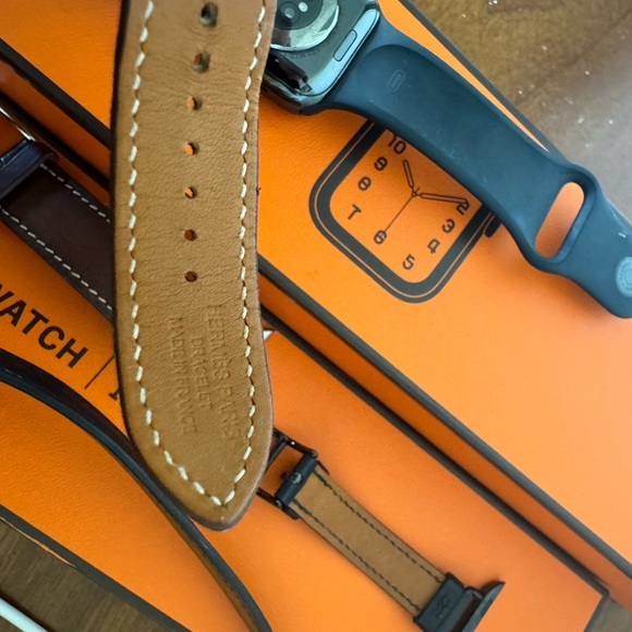 Hermes Apple Watch Series 6 40mm space black. - Picture 2 of 3
